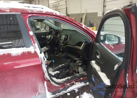 2015 Jeep Cherokee Latitude z USA, uszkodzony, nr VIN 1C4PJMCS1FW559272